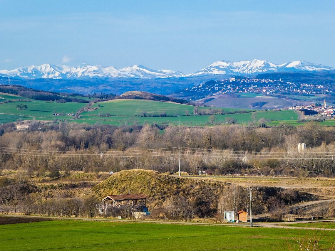 Les volcans et montagnes à perte de vue en Auvergne - SIXT