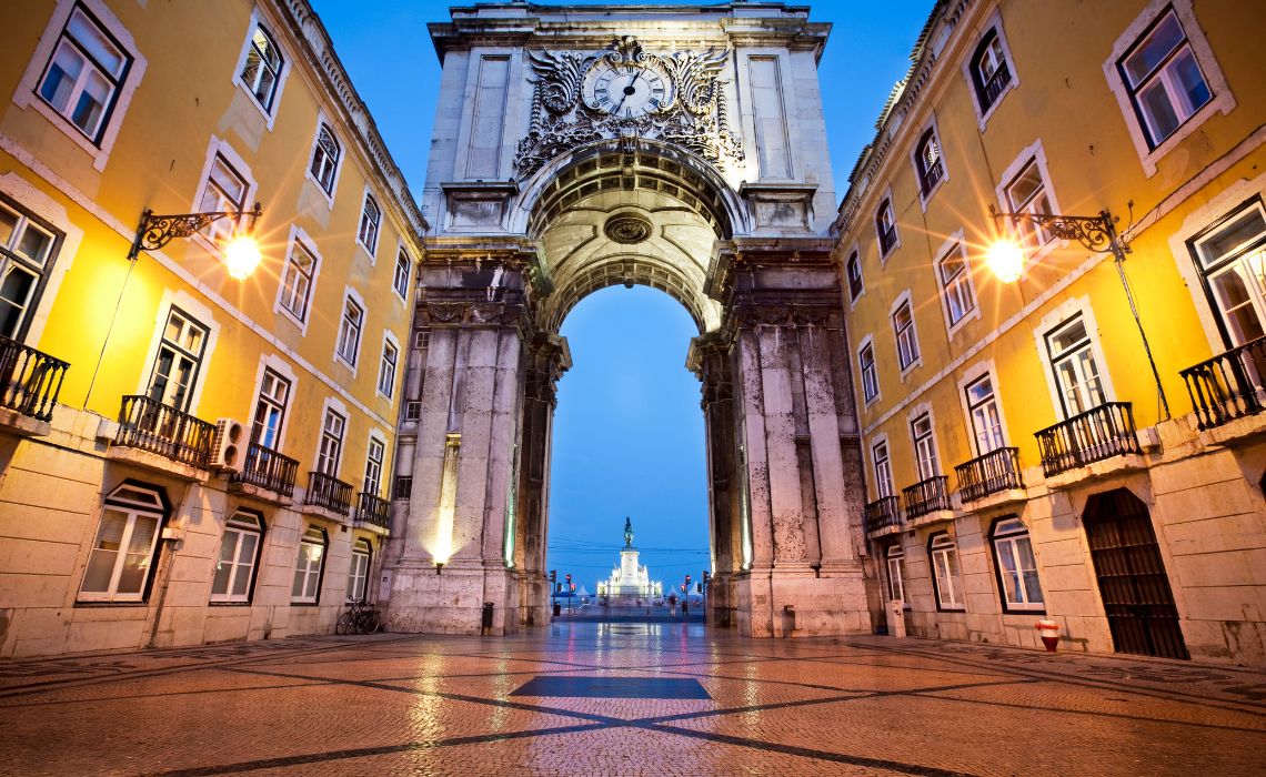 La Place du Commerce à Lisbonne, prête à accueillir la nouvelle année Road trip à Lisbonne pour célébrer le nouvel an - SIXT