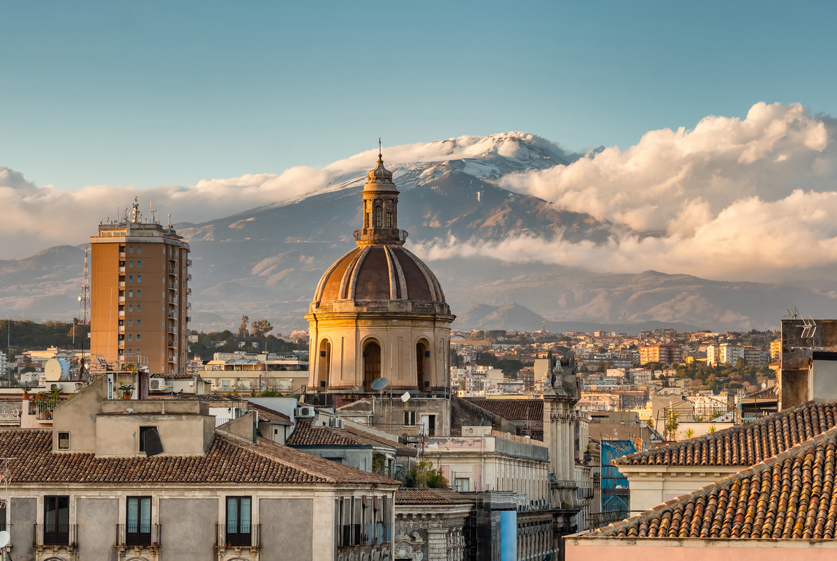 Catane avec en toile de fond l'Etna