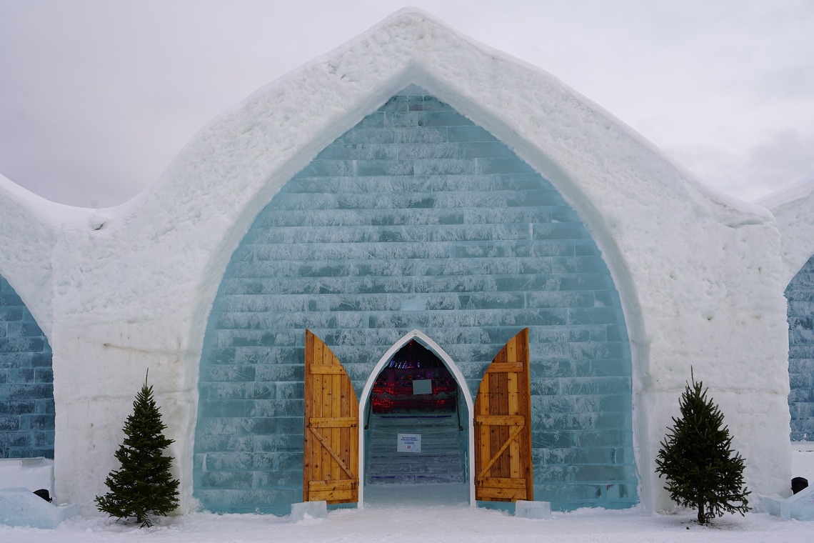 Des tonnes de neige à trouver à Québec avec l'hôtel des glaces - SIXT