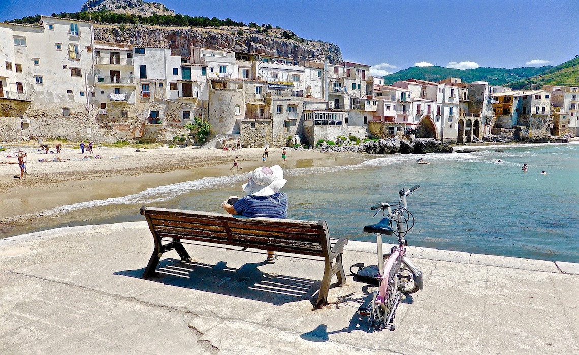 Prendre le temps lors d'un road trip en Sicile à Cefalù - SIXT