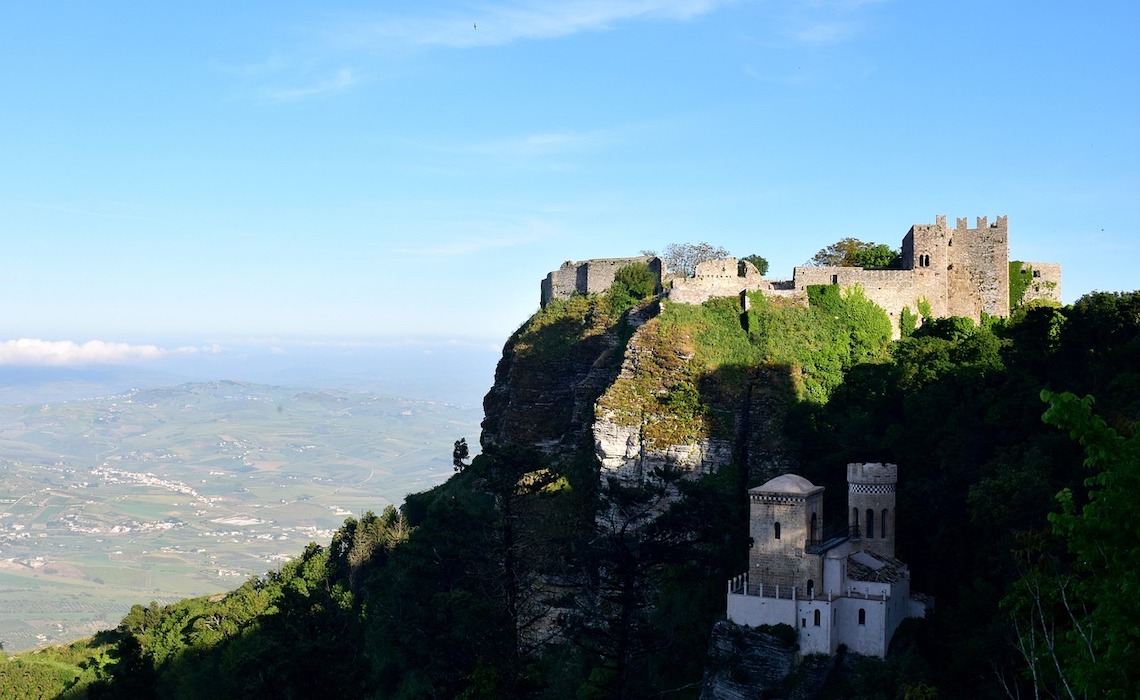 Petit village médiéval à Erice pendant un road trip en Sicile - SIXT