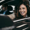 femme qui regarde son rétro en souriant