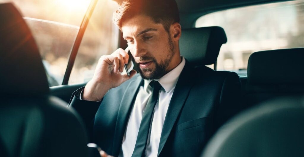 homme au téléphone dans taxi