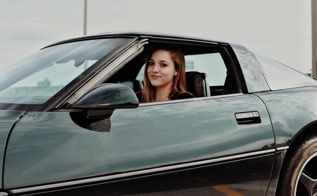 jeune femme dans voiture
