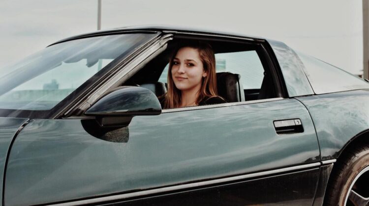 jeune femme dans voiture