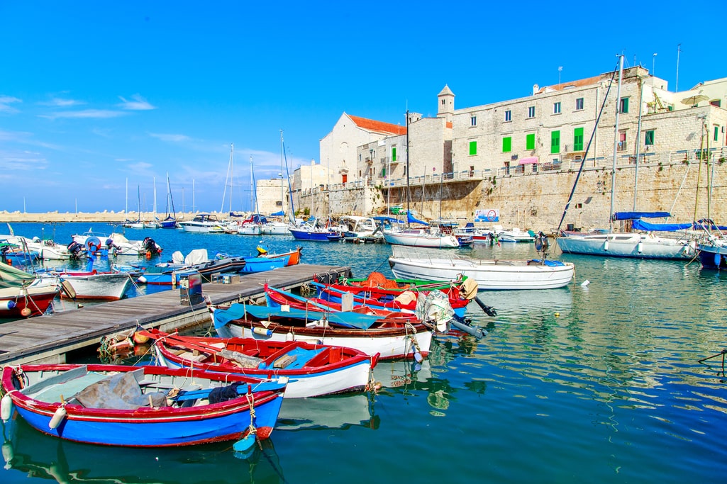 Le petit port de pêche de Giovinazzo dans les Pouilles