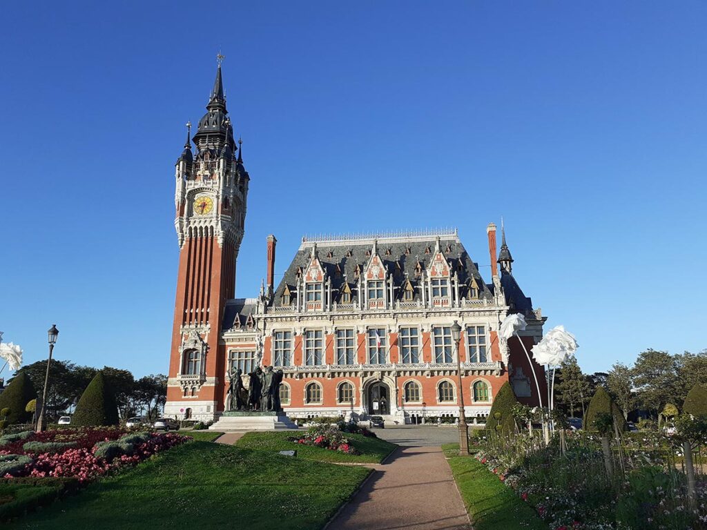 La superbe mairie de Calais à contempler - SIXT 