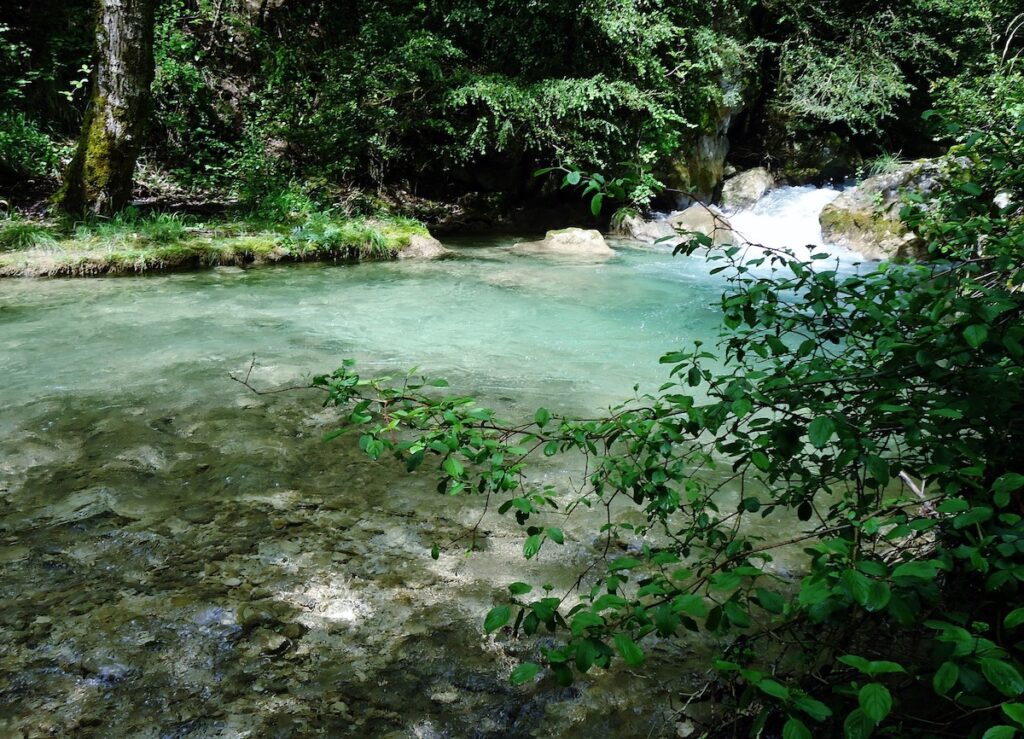 Un petit plongeon entre 2 ballades en voiture ? Les gorges de Jordane pour une baignade pendant votre roadtrip dans le Cantal - SIXT