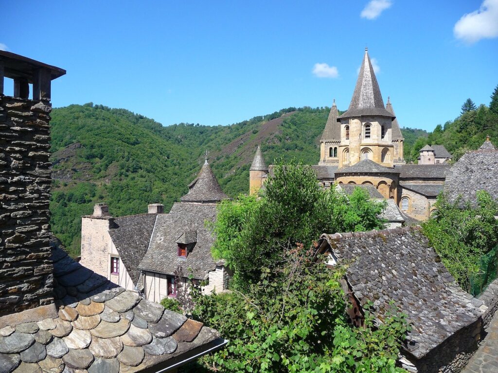 Au dessus des rochers à Murat dans le Cantal Faites une escapade à Murat dans le Cantal - SIXT