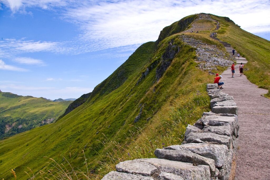 Direction le Cantal et ses ambiances naturelles Road trip dans le Cantal en 9 étapes - SIXT