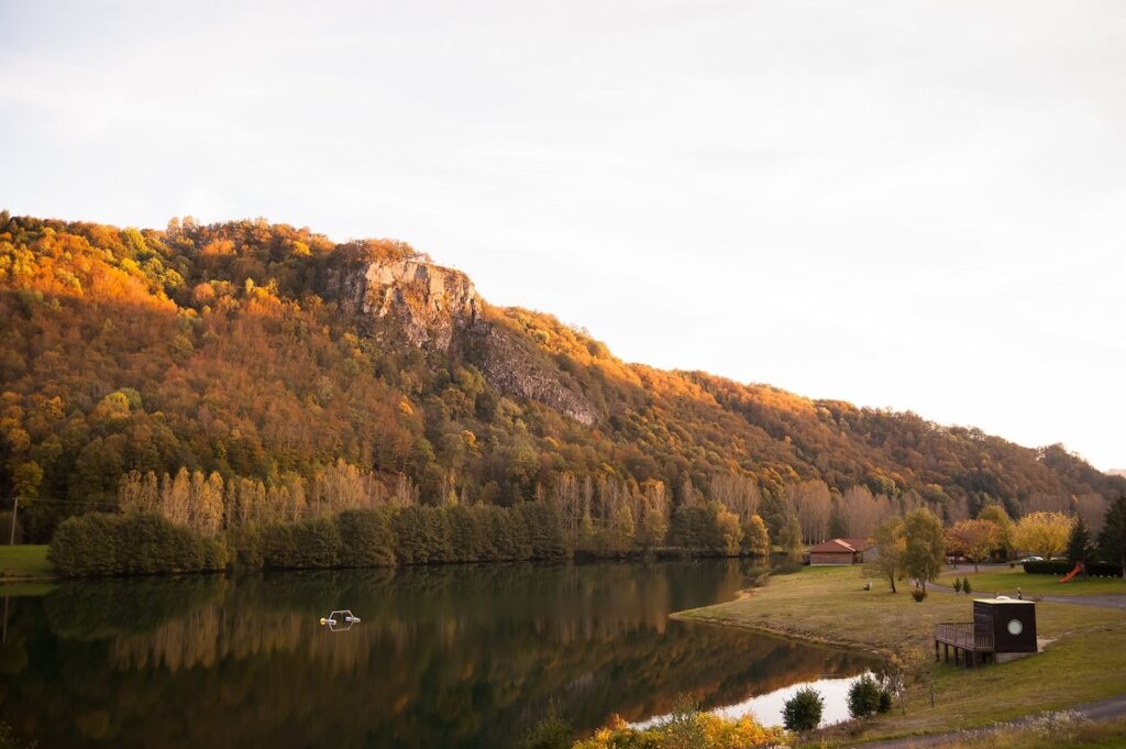 Moment détente en pleine nature Court séjour durant votre road trip dans le Cantal à Saint-Martin-Cantalès - SIXT