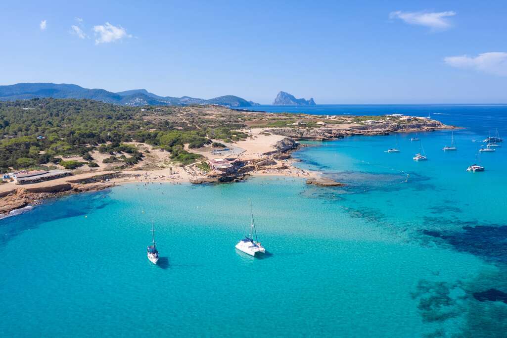 Ibiza et ses plages de sable blanc et son eau turquoise