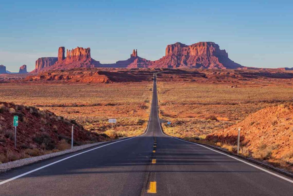 L'US Highway 163 avec en toile de fond Monument Valley