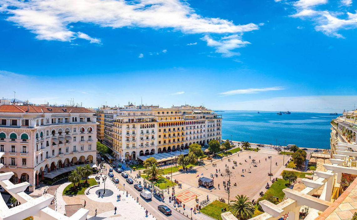 Une pause sur la plus belle place de Grèce, la place Aristotelous - SIXT