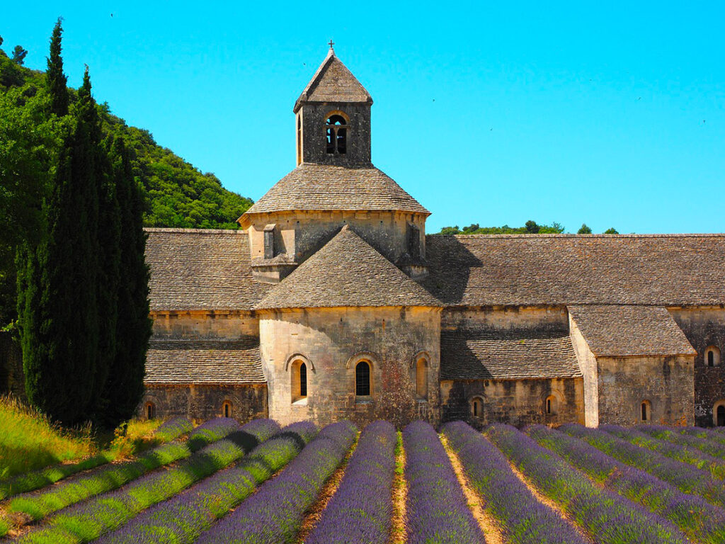 Un week-end dans le PACA passe par la visite de Notre Dame de Senanque - SIXT