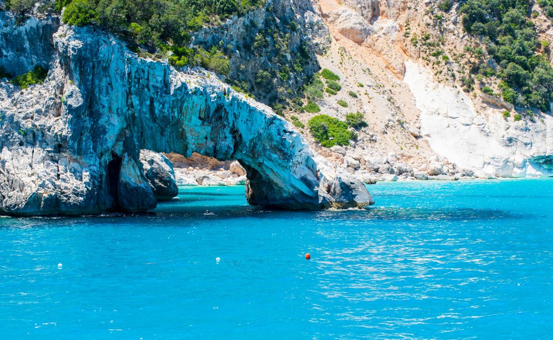La baie de Cala Goloritze pour votre road trip en Sardaigne - SIXT