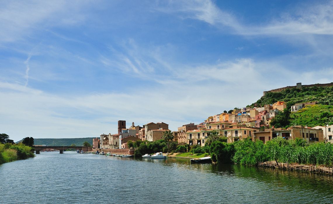 En Sardaigne, Bosa est à voir durant votre road trip - SIXT