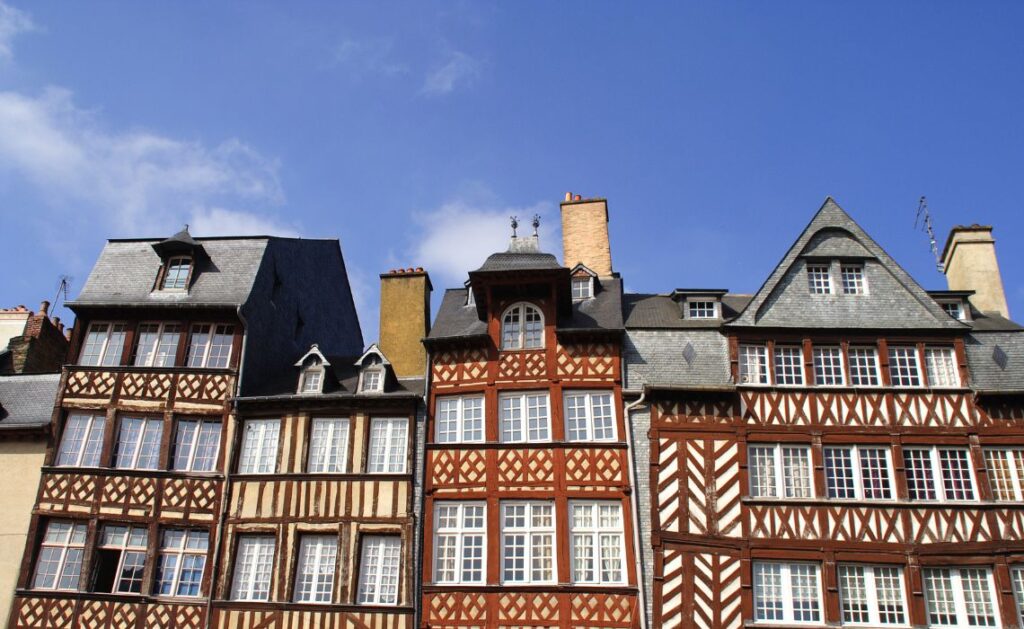 Maisons typiques à dévouvrir sur la place du champ Jacquet - SIXT