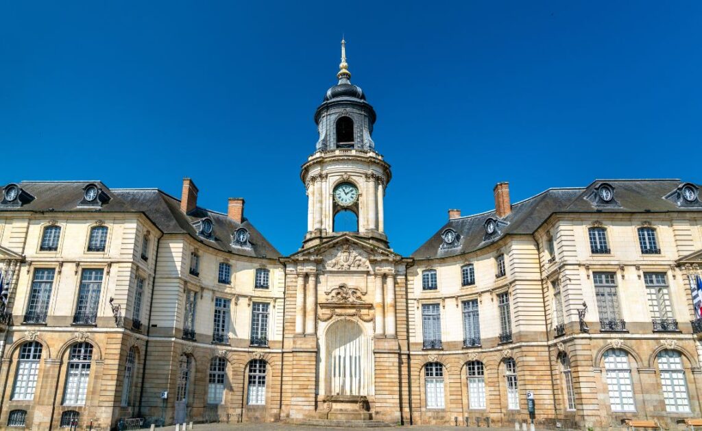 La place mediévale est à admirer lors de votre séjour à Rennes - SIXT
