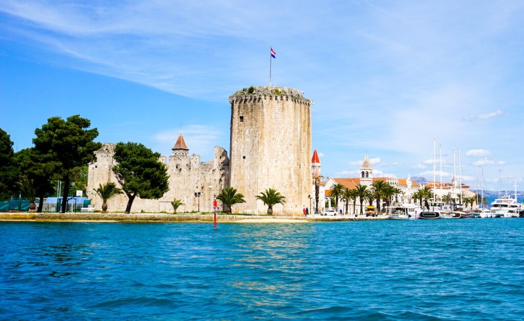 Trogir et sa forteresse à découvrir lors d'un road trip en Croatie - SIXT