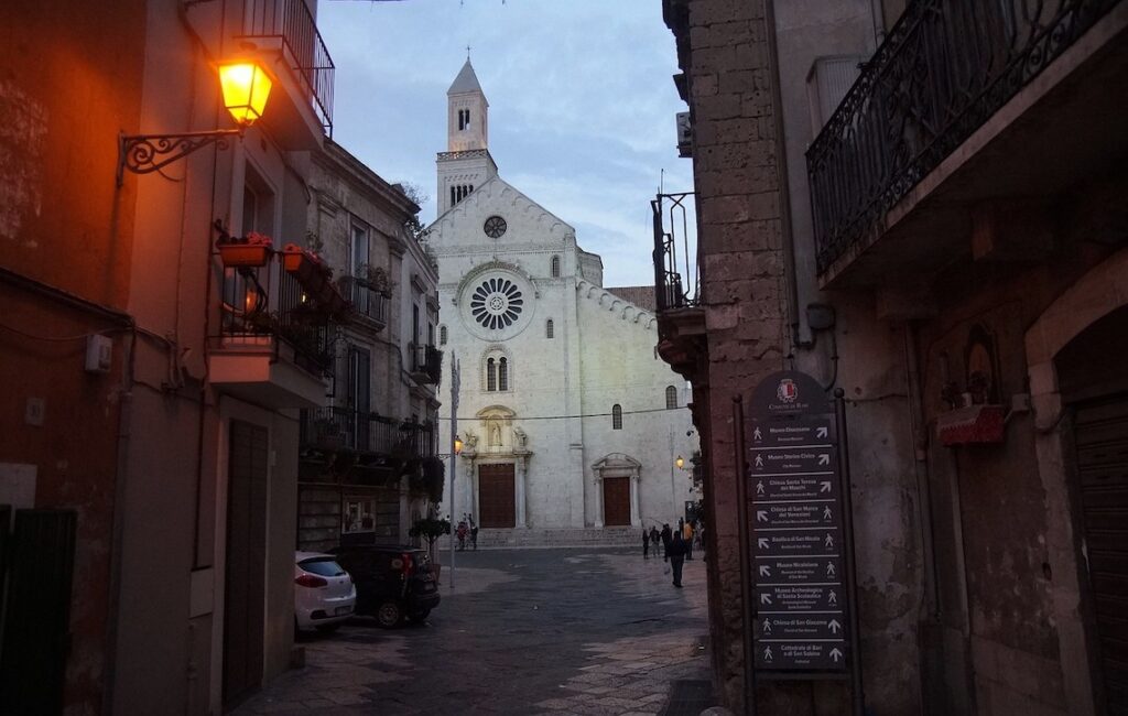 Se balader dans les ruelles de Bari pendant votre road trip dans les Pouilles - SIXT