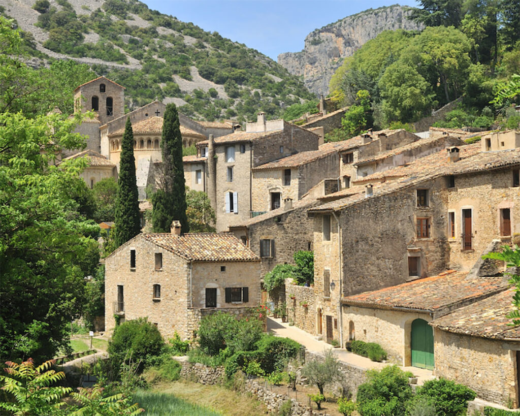 Visite de Saint-Guilhem-Le-Desert pendant votre week-end en Occitanie - SIXT