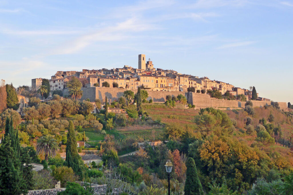 Vue du village de Saint-Paul de Vence pendant votre week-end dans le sud de la France - SIXT