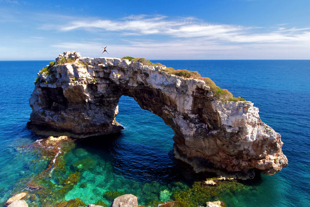 L'arche es pontas, une merveille de la nature à découvrir lors d'un road trip à Majorque - SIXT