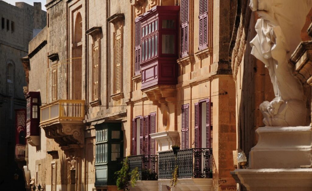 Les rues de Mdina sont à découvrir pendant un road trip à Malte - SIXT