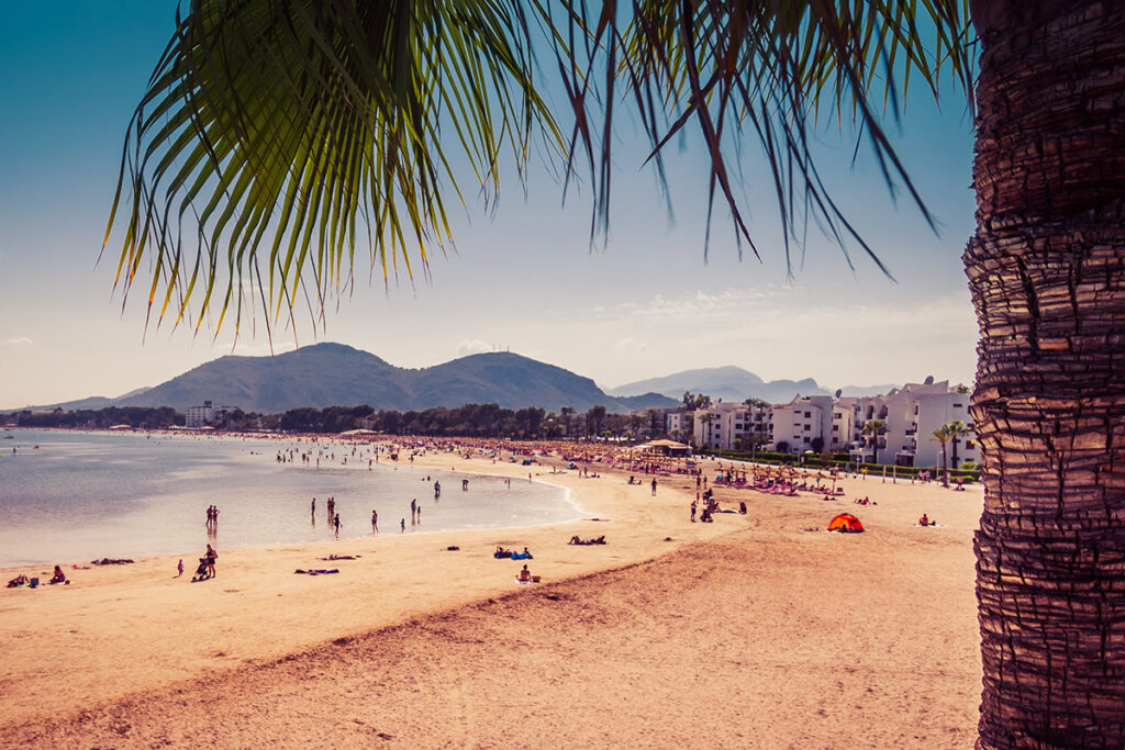 La plage d'Alcudia à découvrir pendant votre road trip à Majorque - SIXT