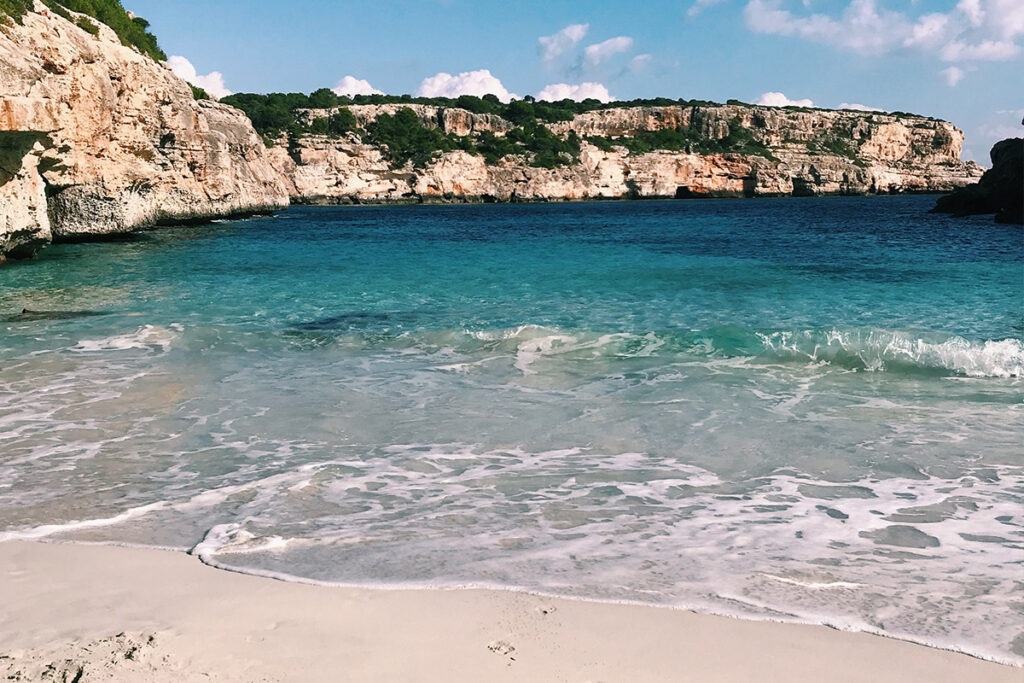 Un road trip à Majorque passe par la plage Illetes - SIXT