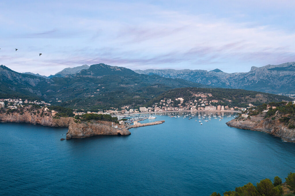 Le port de Soller à découvrir lors d'un road trip à Majorque - SIXT