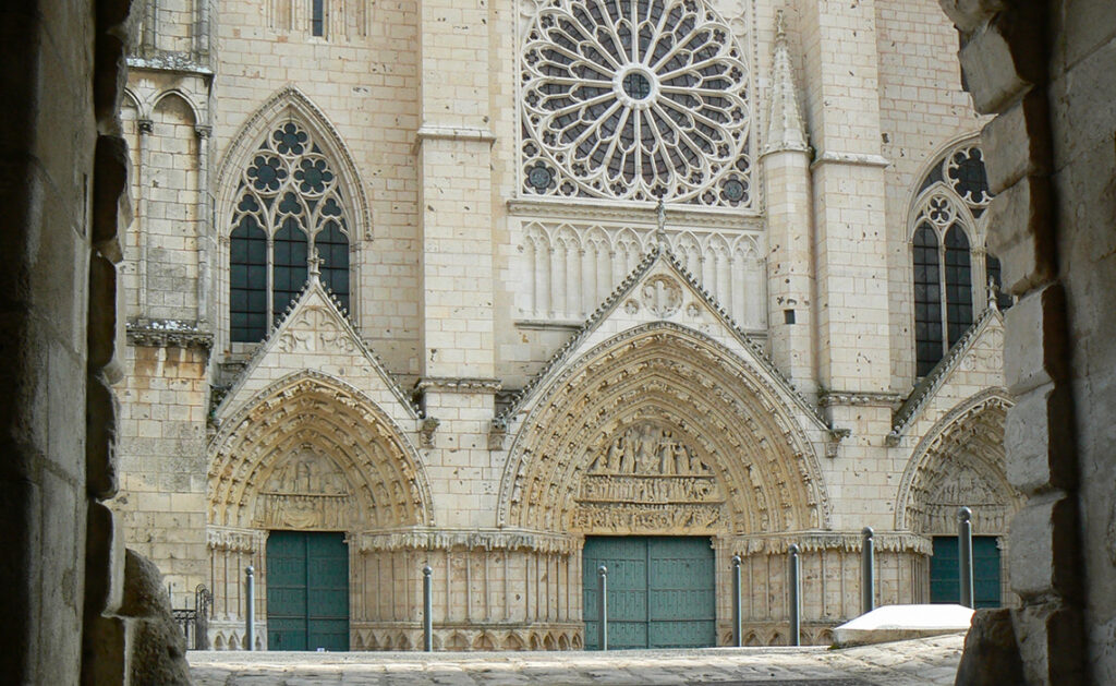 La cathédrale Saint-Pierre, une étape indispensable pour visiter Poitiers - SIXT