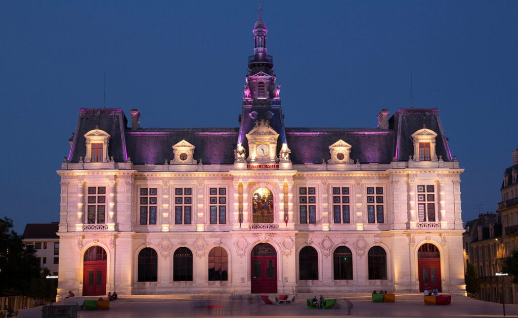 L'hôtel de ville, un lieu central à visiter à Poitiers - SIXT