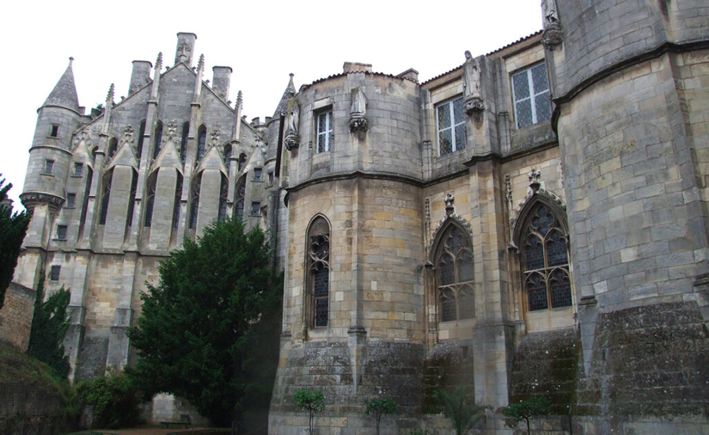 Le Palais, un lieu à visiter à Poitiers - SIXT