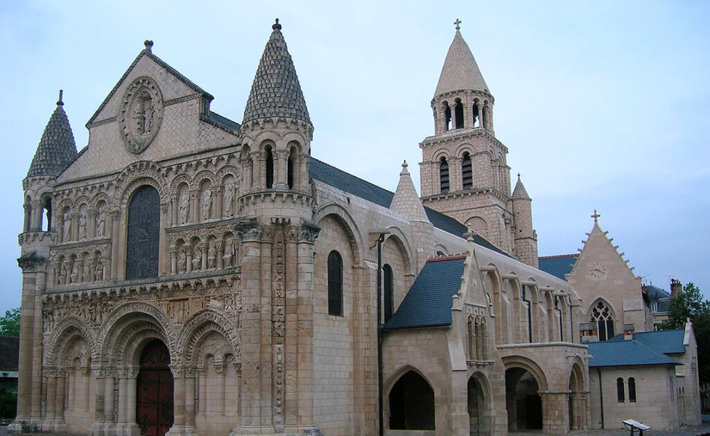 Notre dame de la grande est à visiter à Poitiers - SIXT