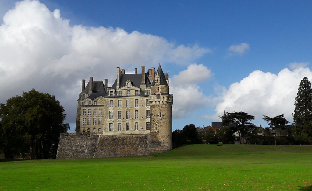 Le château de Brissac dans les Pays de la Loire - SIXT