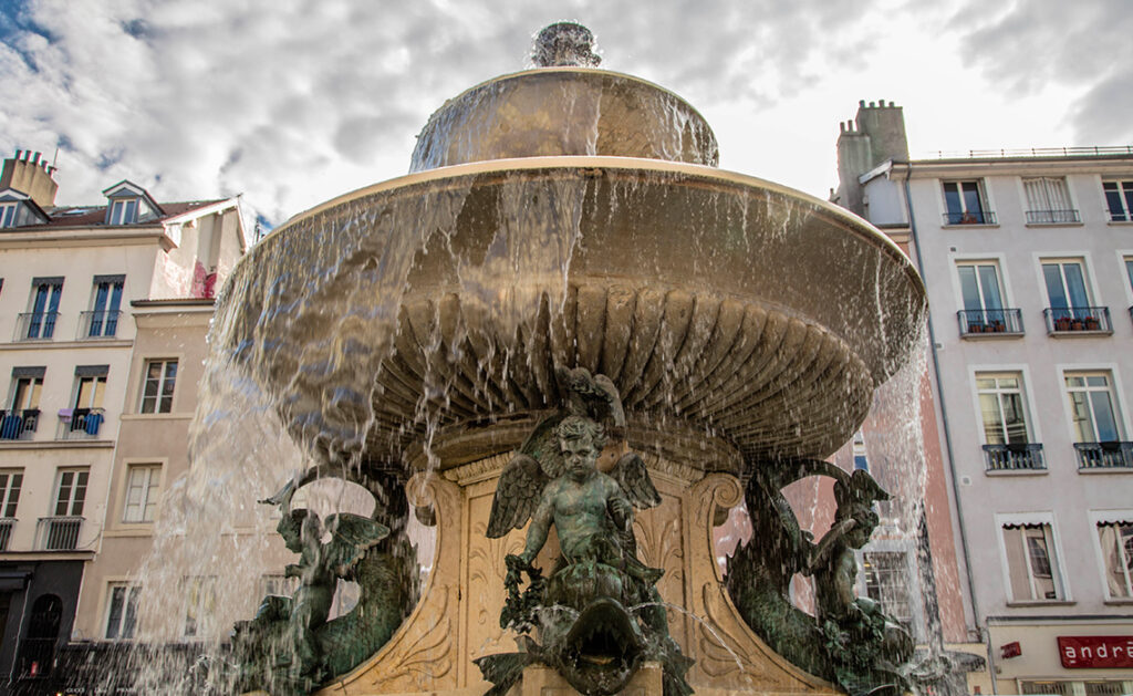 La place Grenette, un lieu à découvrir lorsqu'on visite Grenoble - SIXT