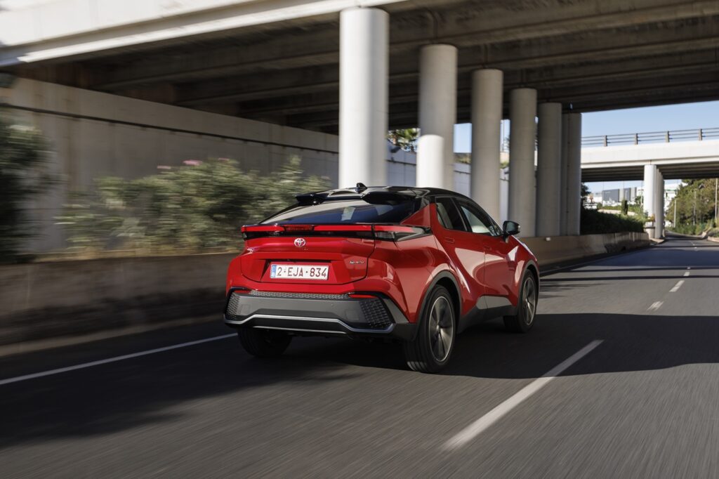 vue arrière du Toyota C-HR hybride