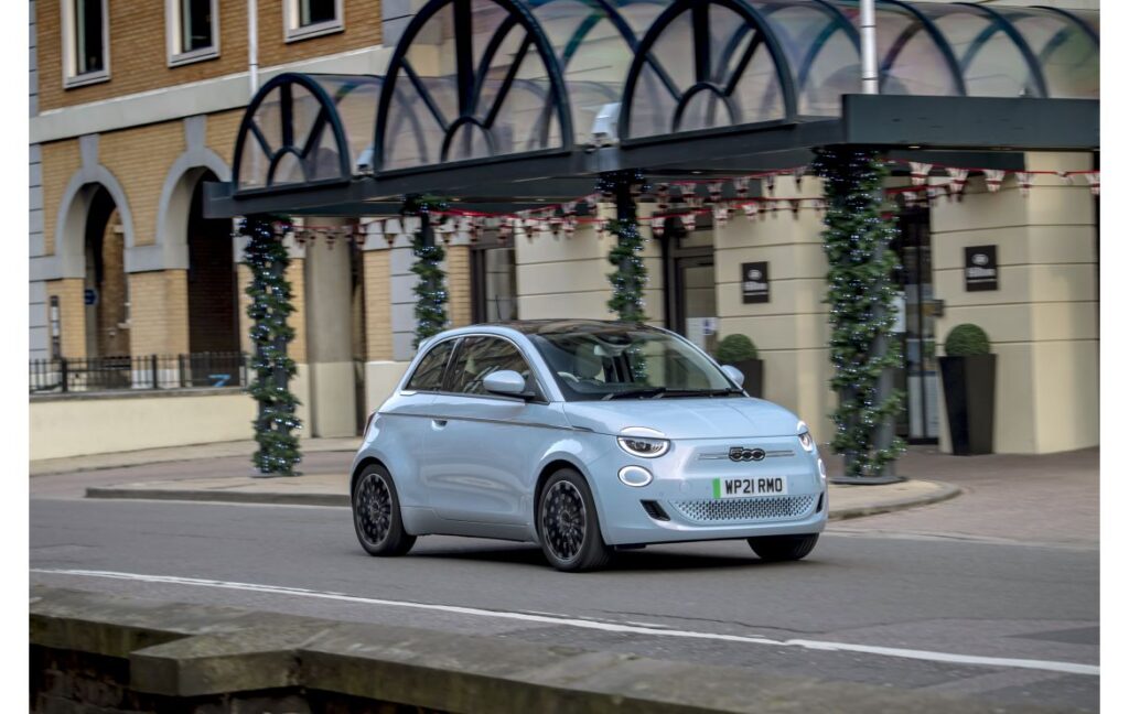 Fiat 500 électrique bleu ciel