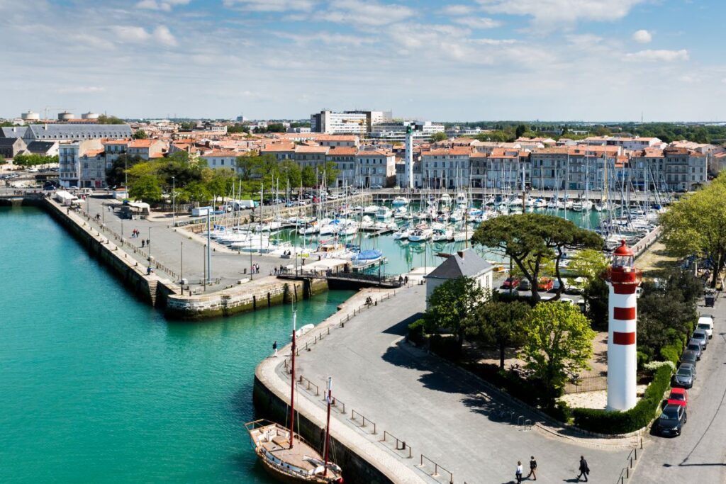 Flânez sur le Vieux Port de La Rochelle lors de votre road trip en Charente - SIXT