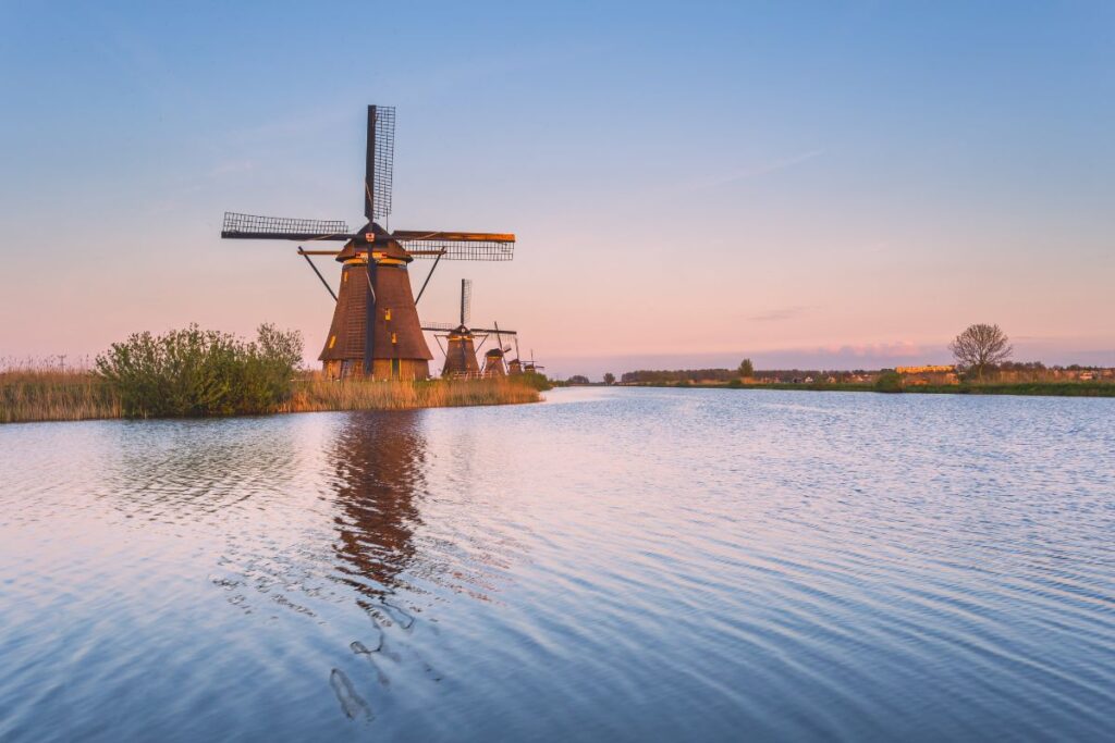 Lors de votre road trip aux Pays-Bas, profitez d'une journée à Kinderdijk - SIXT
