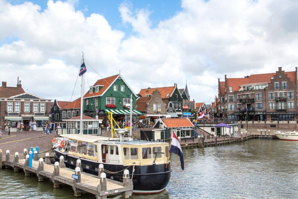 Envie d'une escale bucolique lors de votre road trip ? Arrêtez-vous Volendam - SIXT