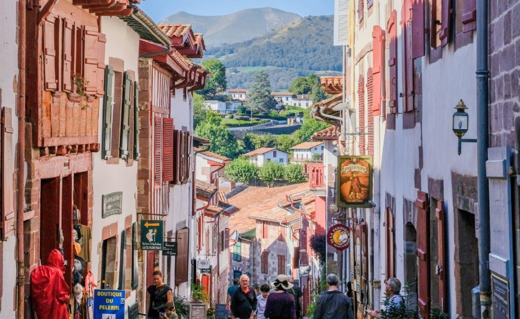 Saint-Jean-Pied-de-Port, une étape incontournable lors d'un road trip dans le sud ouest - SIXT