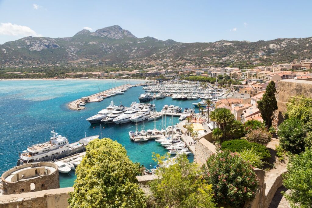 Flânez à Calvi pendant votre road trip en Corse du nord - SIXT