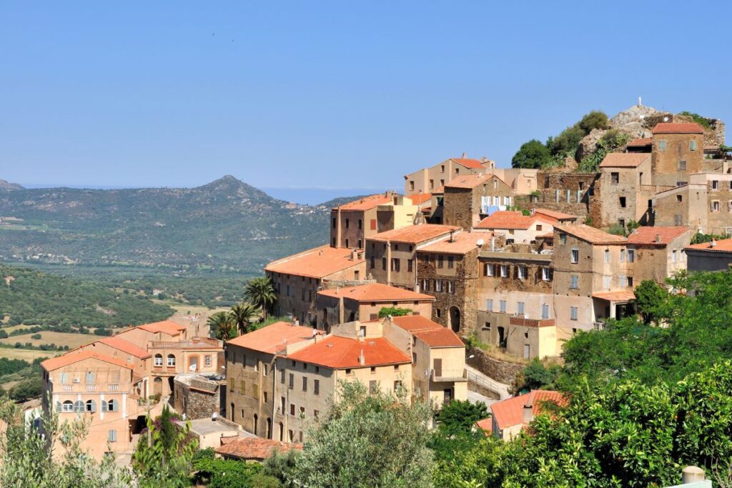 Explorez Corte lors de votre road trip en Corse du nord - SIXT