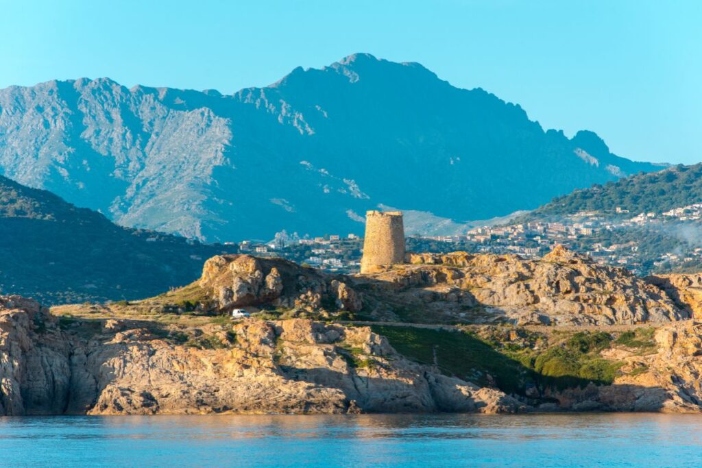 Explorez les paysages de l’Île-Rousse lors d'un road trip en corse du nord - SIXT
