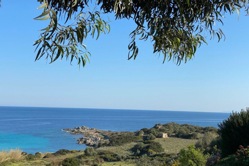 Profitez d'une randonnée sur le sentier des Douaniers à Macinaggio lors de votre road trip Corse - SIXT