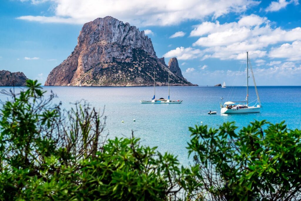 Le rocher d’Es Vedrà, à voir pendant votre road trip à Ibiza - SIXT